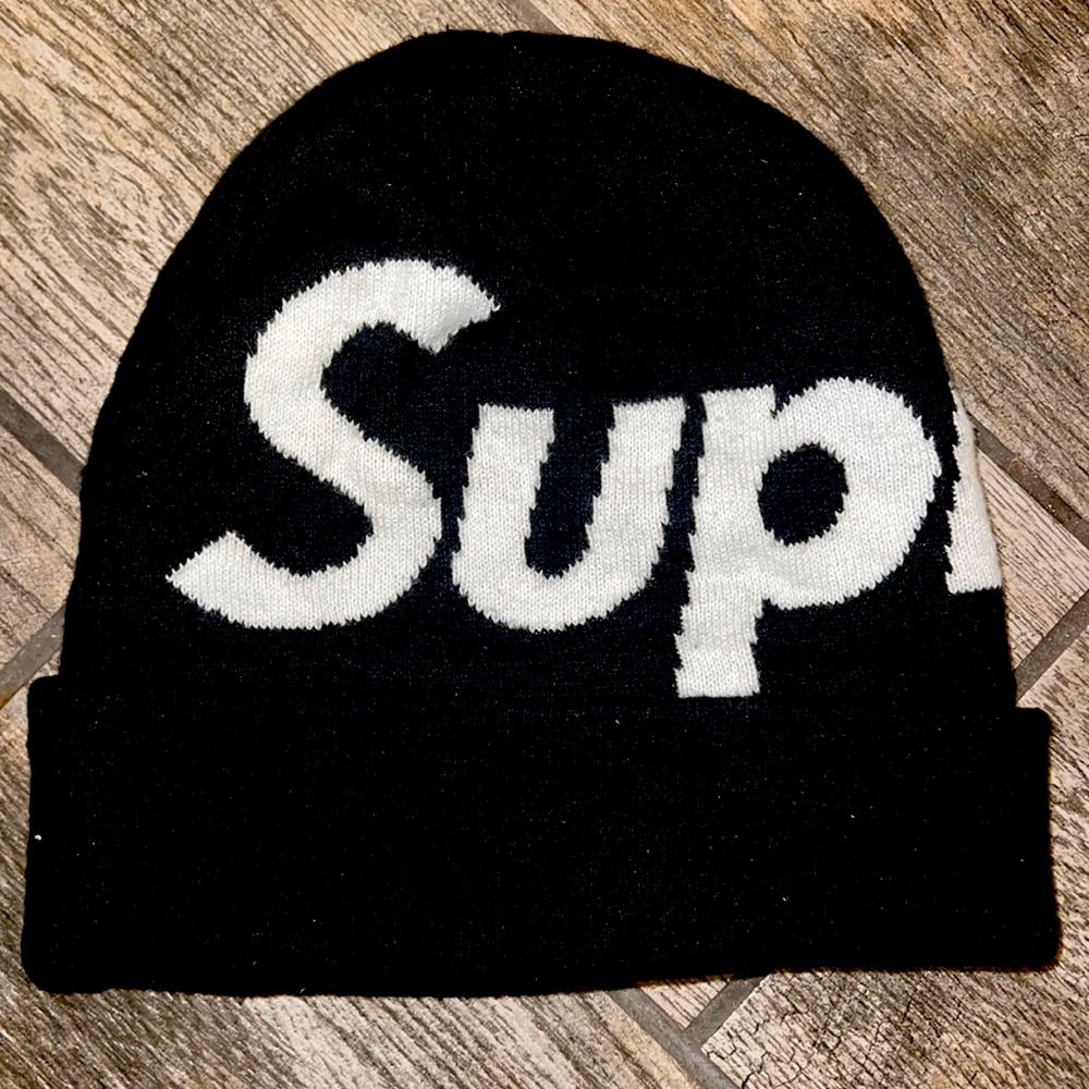 Supreme beanie like new only wore once, black Beanie with supreme logo.